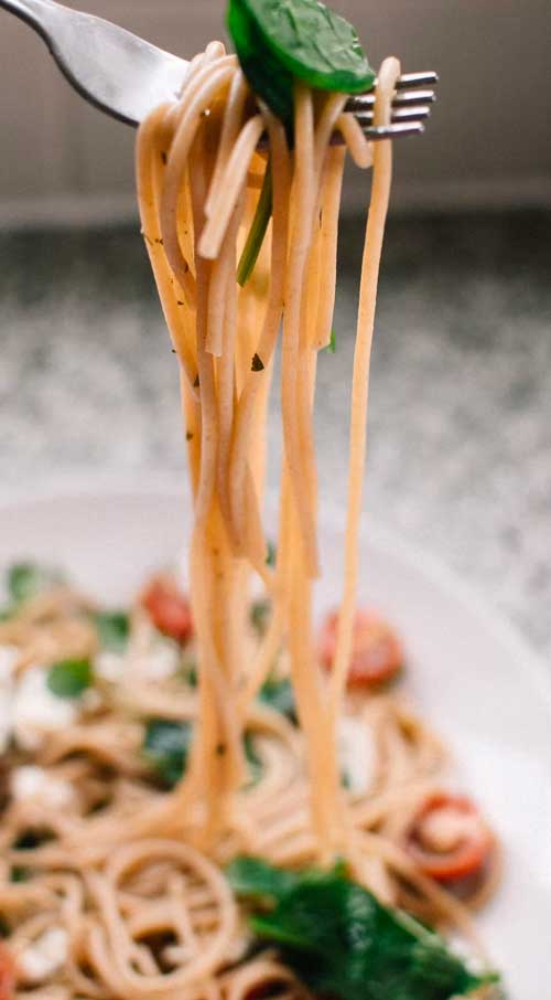 Fourchette de spaghettis et légumes