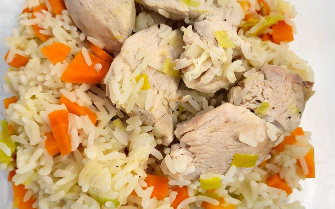 Idée recette – One-pot-rice au poulet, carottes et poireaux